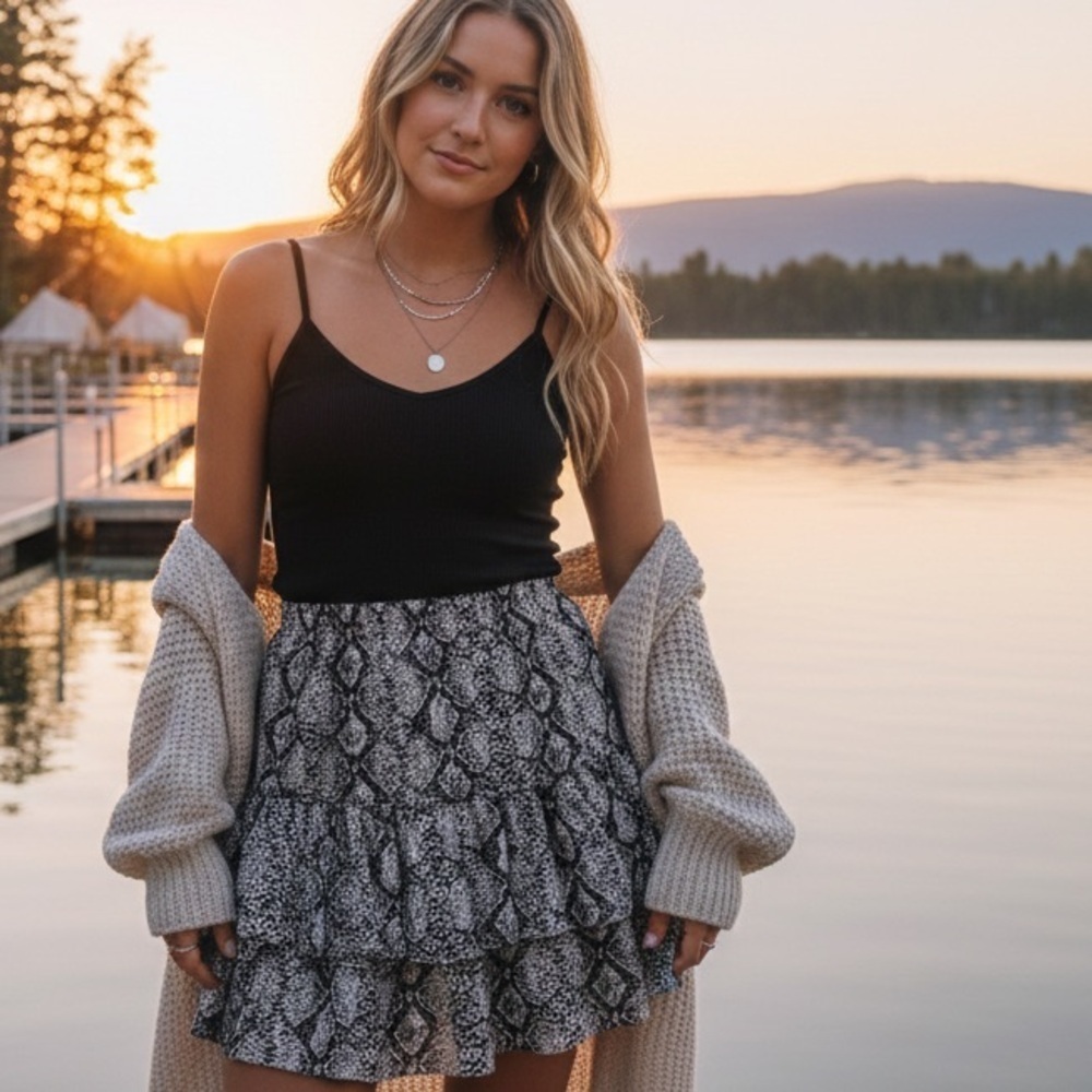 Tween Black & White Snake Print tiered, ruffled, mini Skirt - size large/14 🖤 🤍